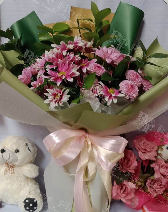 Buket krisan pink dengan pita satin