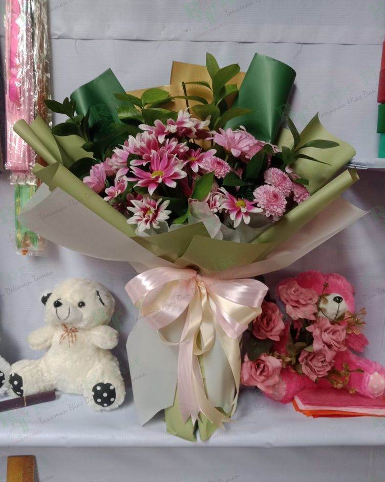 Buket krisan pink dengan boneka