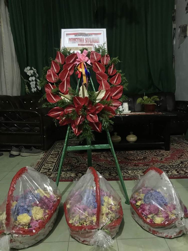 Karangan bunga peringatan dan keranjang bunga tabur