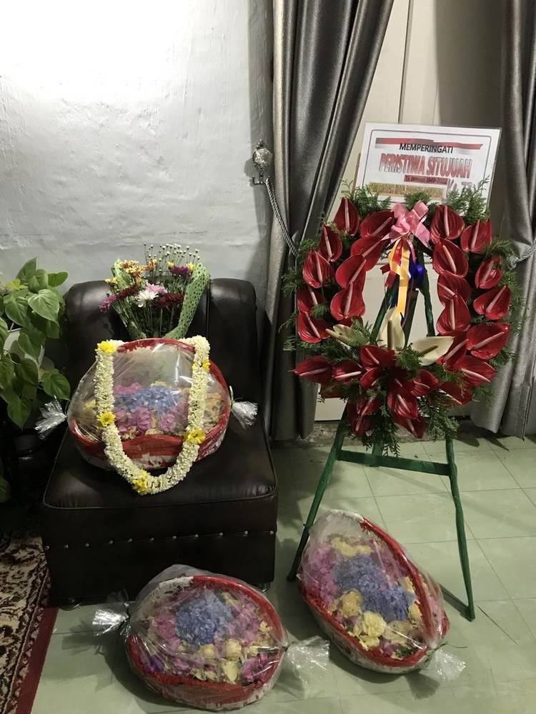 Paket bunga tabur, roncean melati, dan karangan bunga
