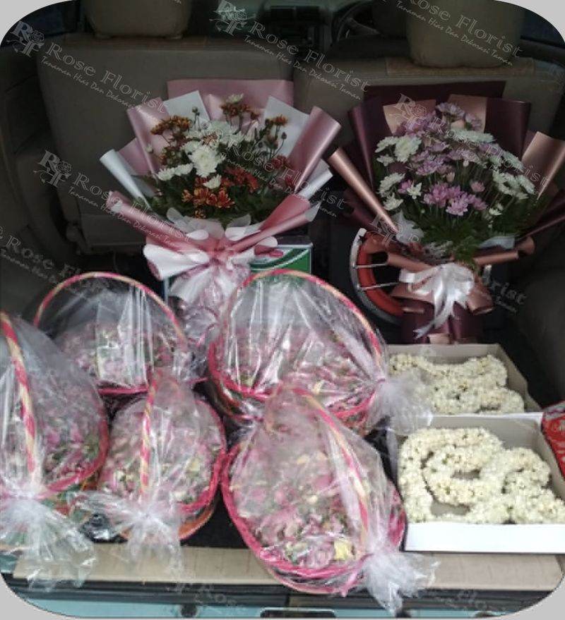 Paket buket, bunga tabur, dan roncean melati