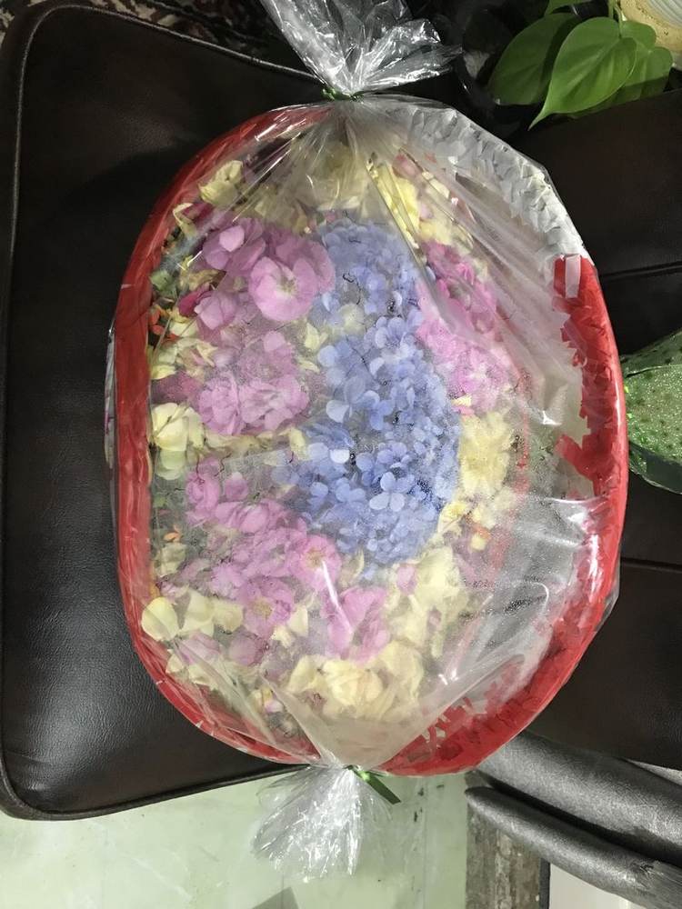Keranjang bunga tabur untuk ziarah