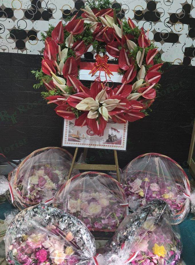 Karangan bunga dan keranjang bunga tabur