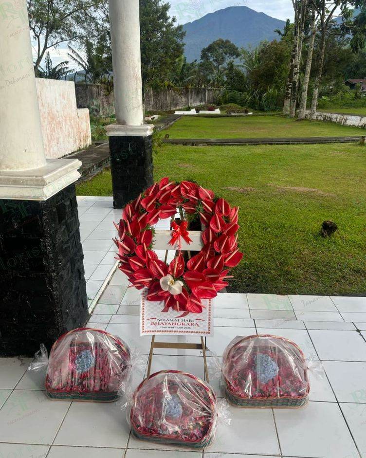Karangan bunga di monumen peringatan