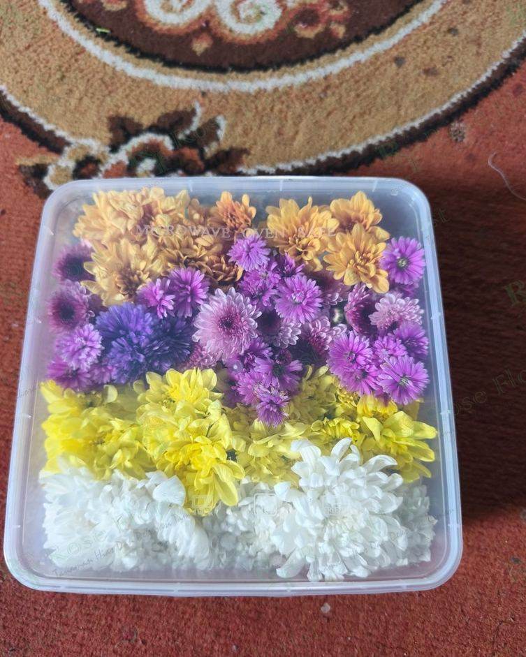 Bunga tabur warna-warni dalam wadah