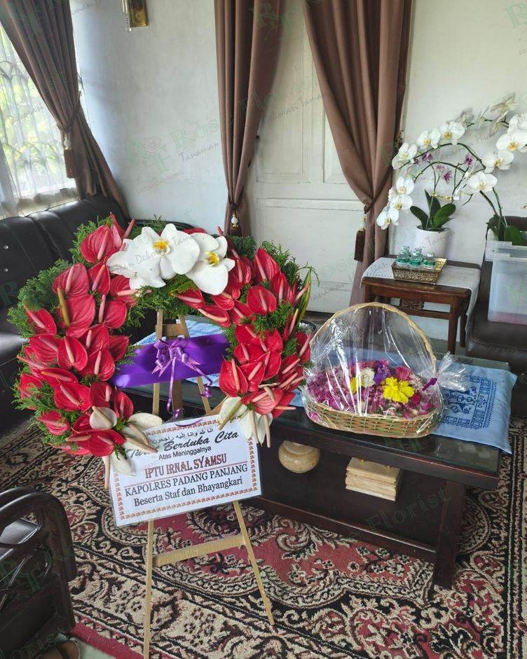 Karangan bunga di ruang tamu