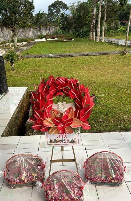 Karangan bunga dan bunga tabur di taman makam