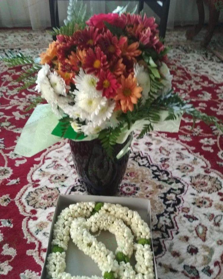 Rangkaian bunga duka dan roncean melati