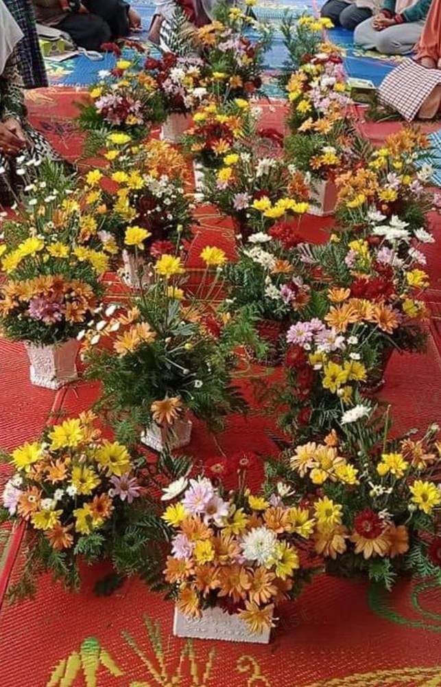 Rangkaian bunga meja dalam jumlah banyak