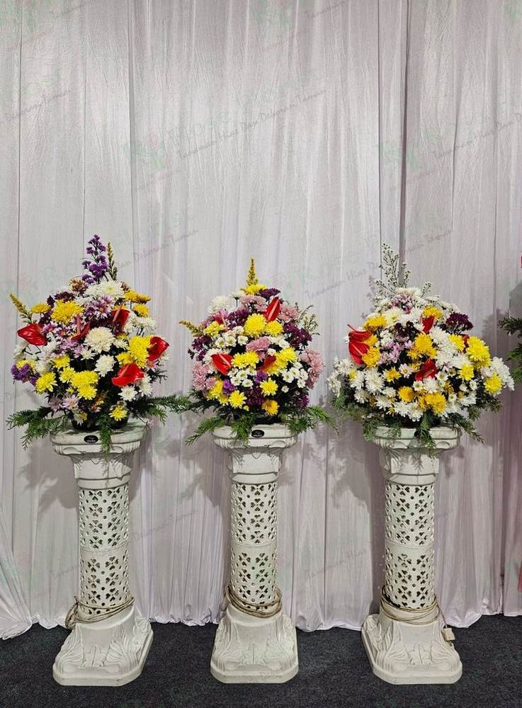 Bunga pilar krisan dan anthurium