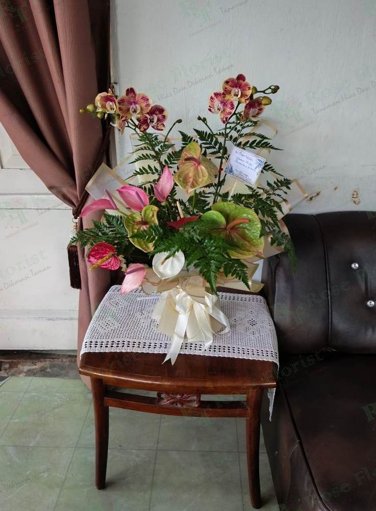 Rangkaian anggrek dan anthurium