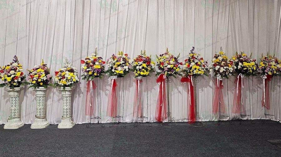 Deretan bunga standing dan bunga pilar