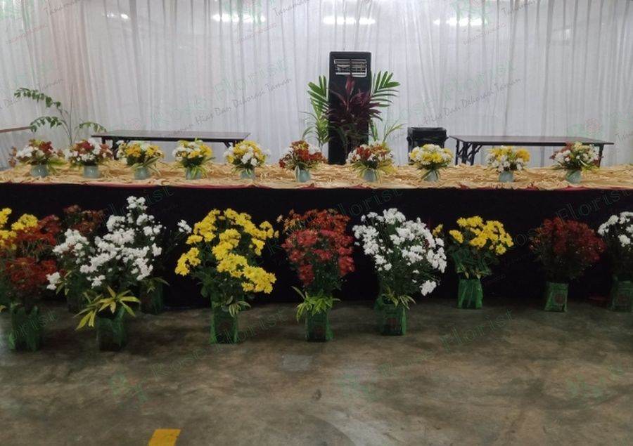 Bunga meja dan bunga potong untuk panggung acara