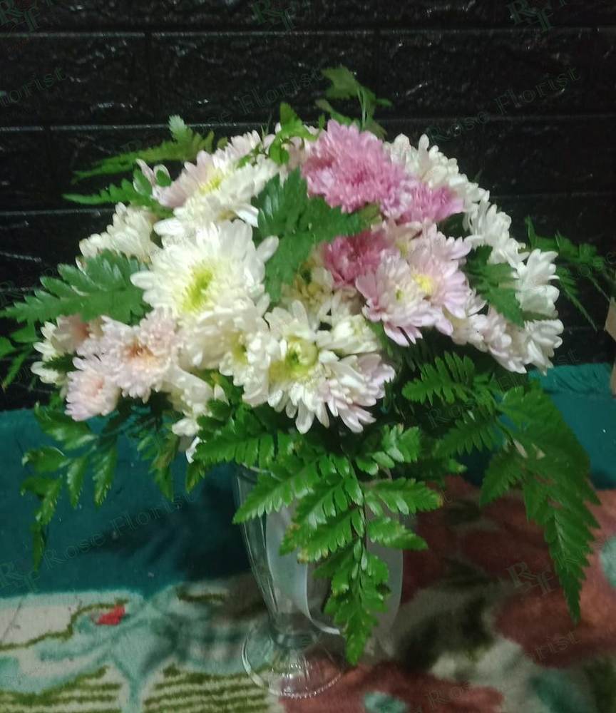 Bunga krisan dalam vas kaca