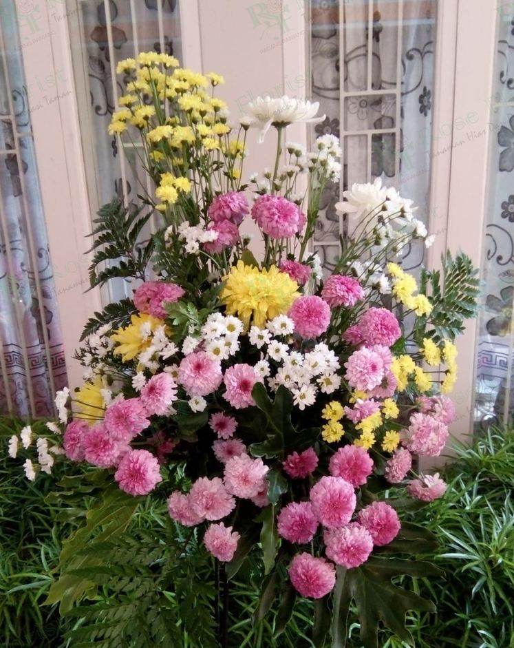 Bunga standing krisan pink dan kuning