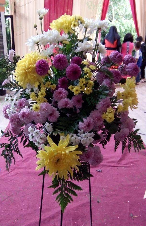 Bunga standing krisan warna-warni