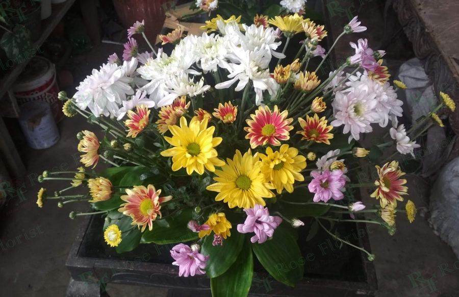 Rangkaian krisan dan gerbera