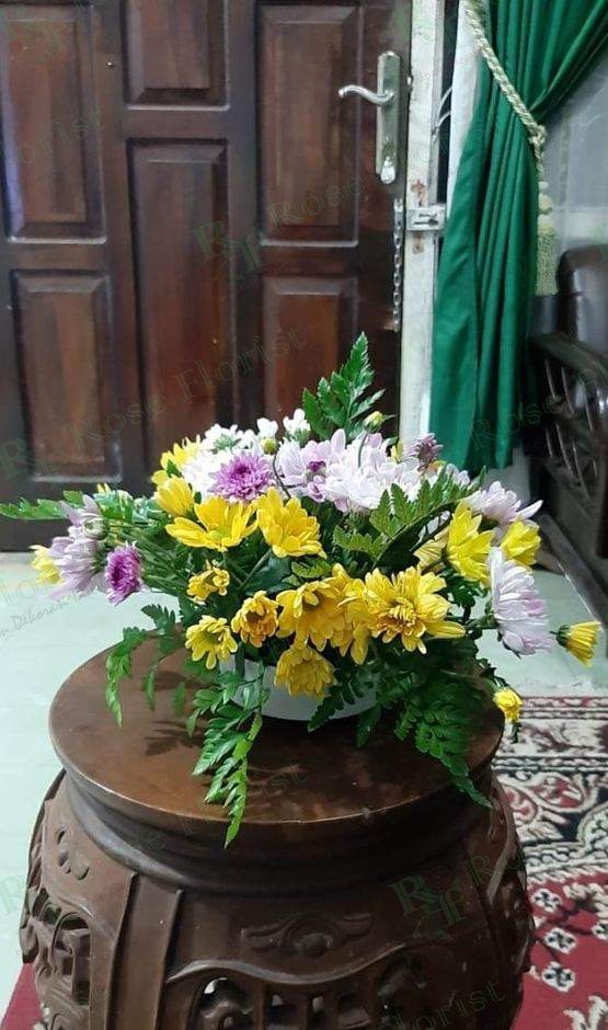 Bunga meja krisan di atas meja ukir