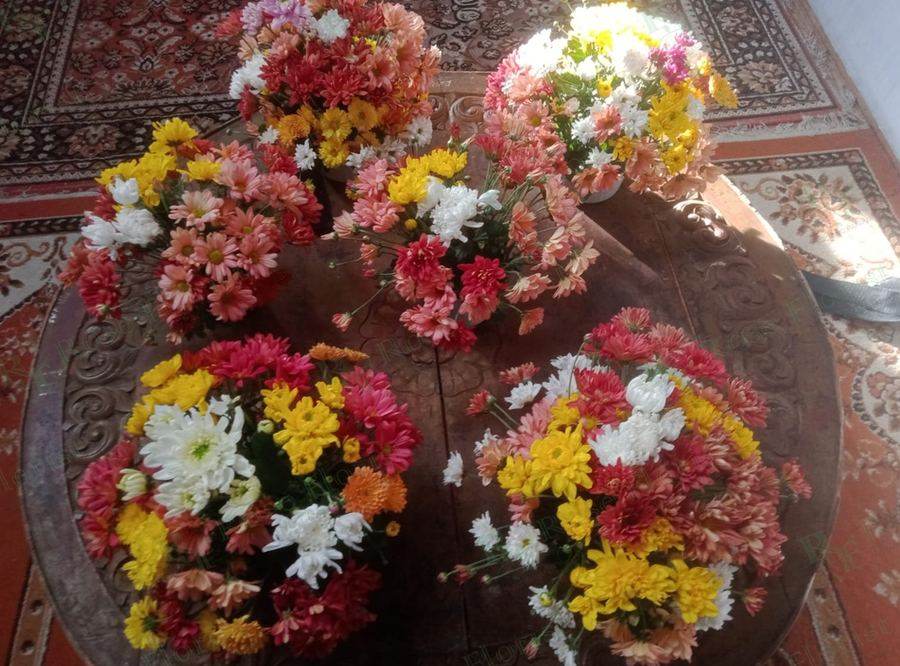 Rangkaian krisan dan mawar warna-warni