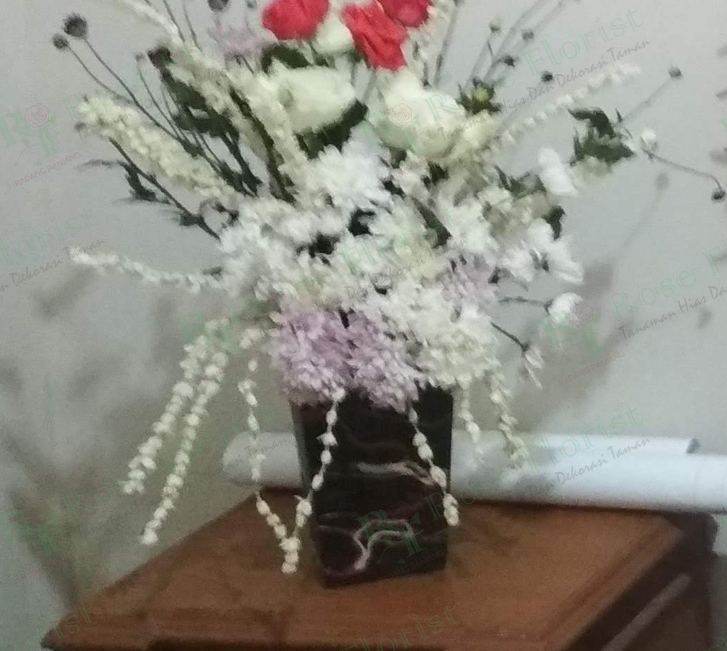 Bunga meja dalam vas