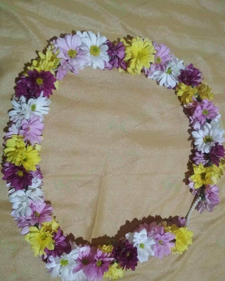 Rangkaian bunga berbentuk lingkaran