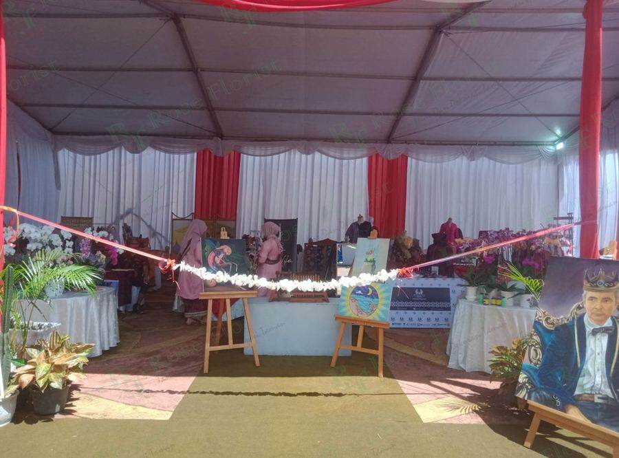 Hiasan roncean bunga pintu masuk tenda acara
