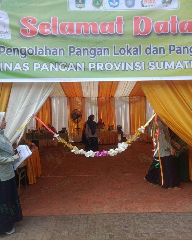 Hiasan roncean bunga gerbang acara
