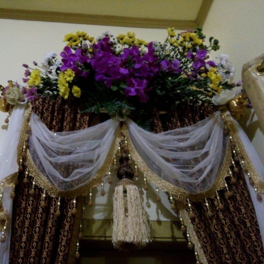 Rangkaian bunga di atas tirai pintu