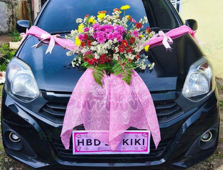 Bunga hias mobil dengan pita pink
