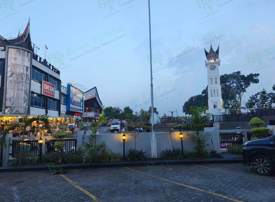 Taman area parkir berlatar Jam Gadang