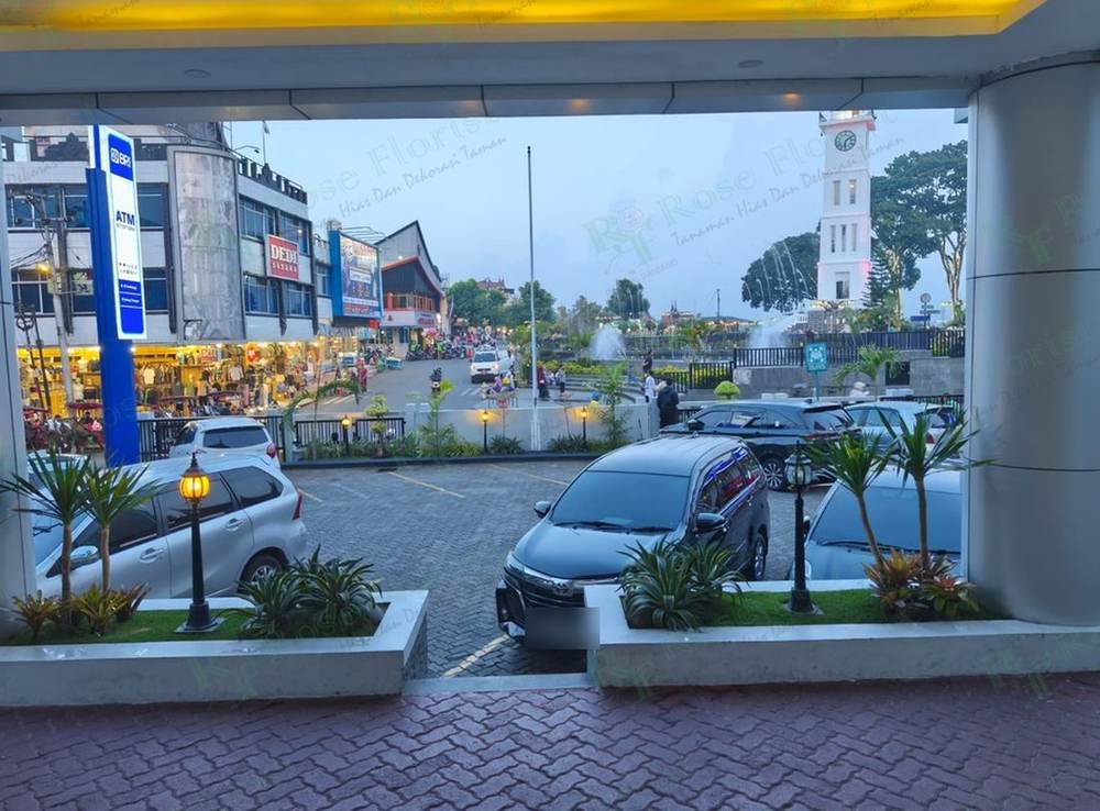 Taman pot di depan lobi gedung