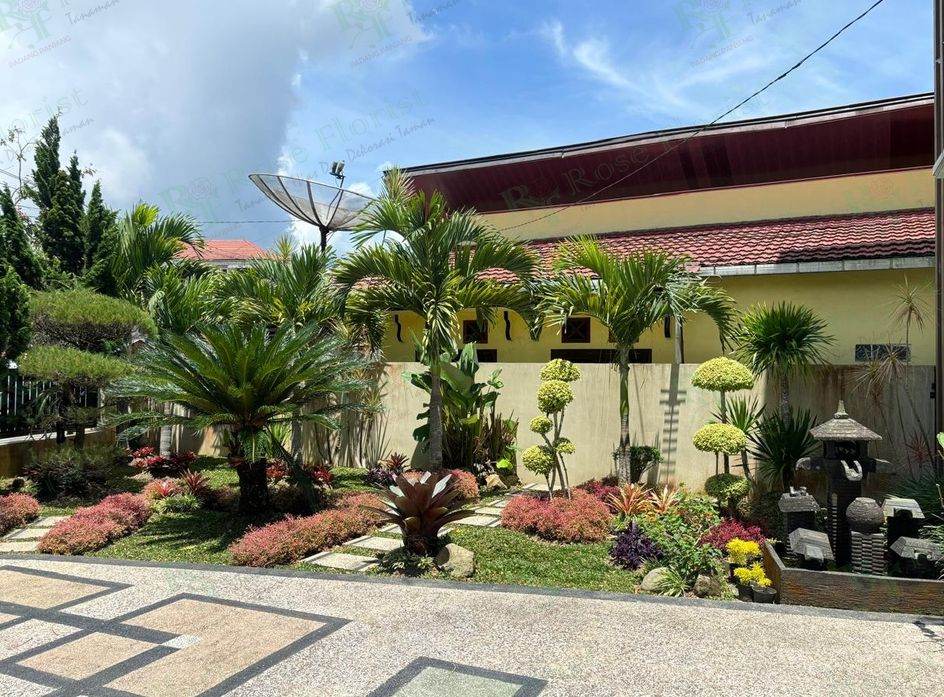 Taman tropis warna-warni dengan palem