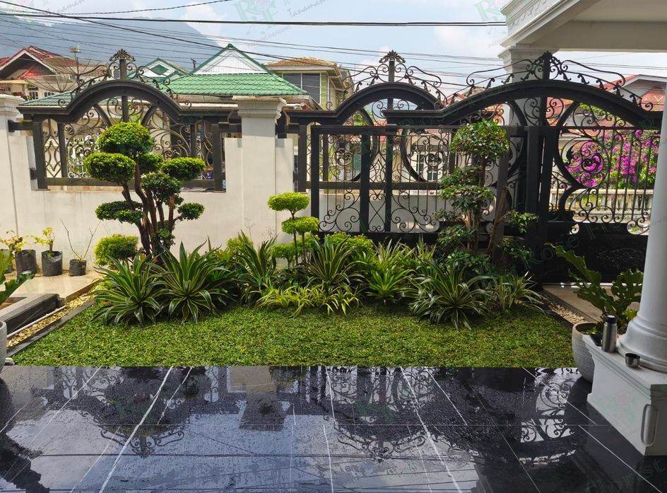 Taman depan rumah dengan bonsai dan pagar besi