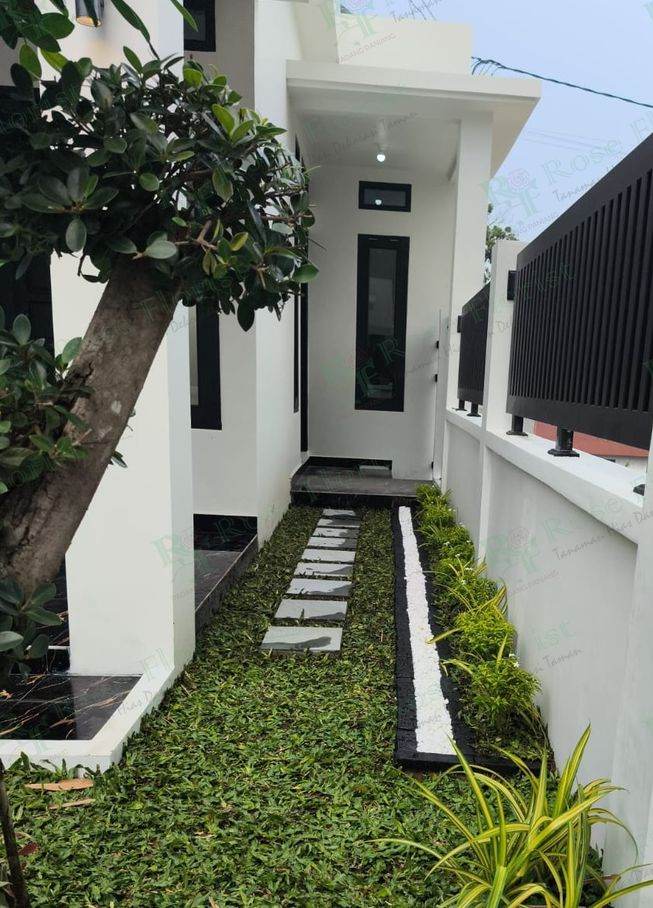 Taman samping rumah dengan batu pijakan, Aie Angek