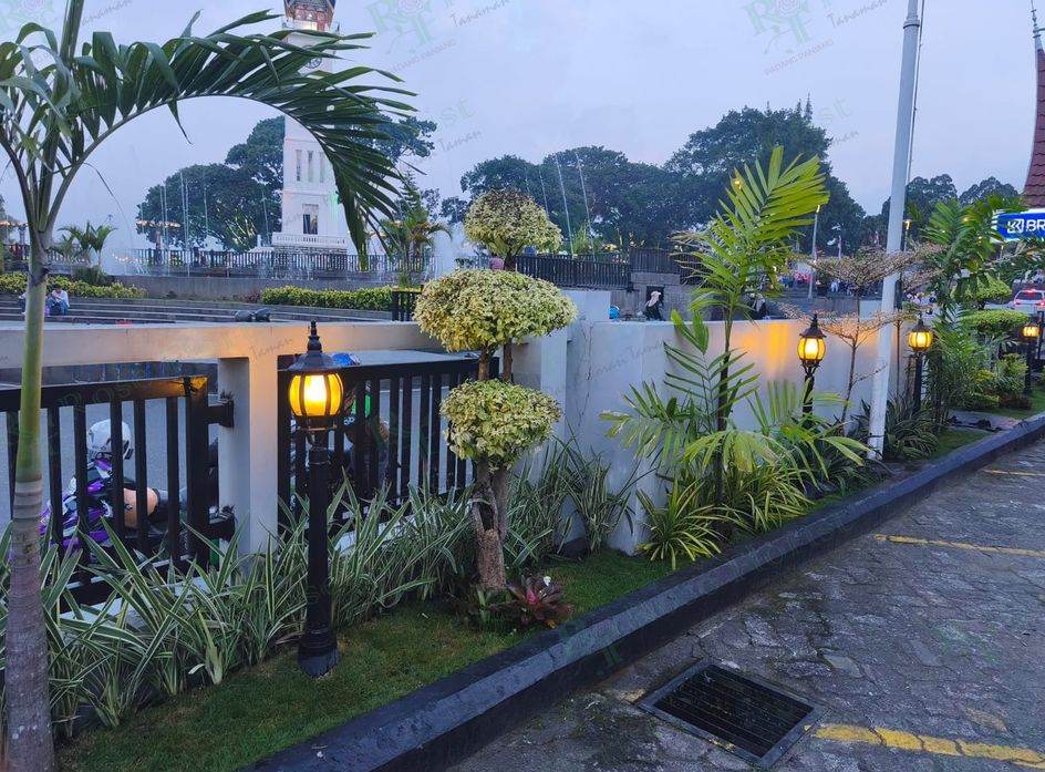 Taman tepi jalan dengan lampu taman, Bukittinggi