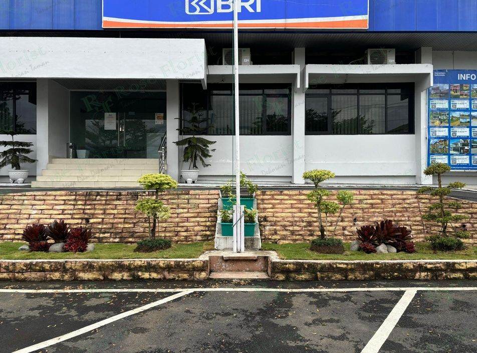 Taman depan kantor bank