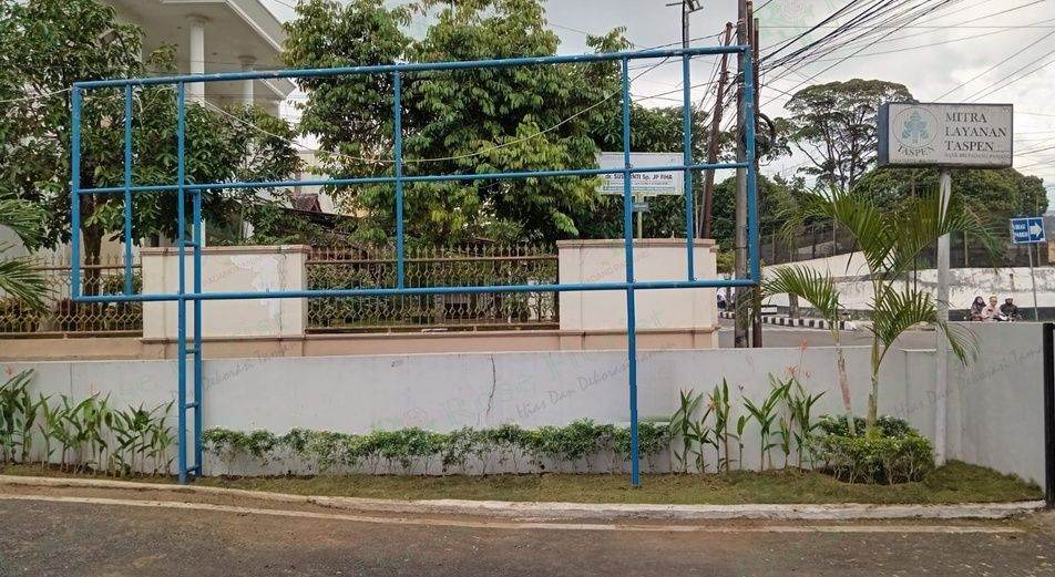 Taman pagar depan kantor