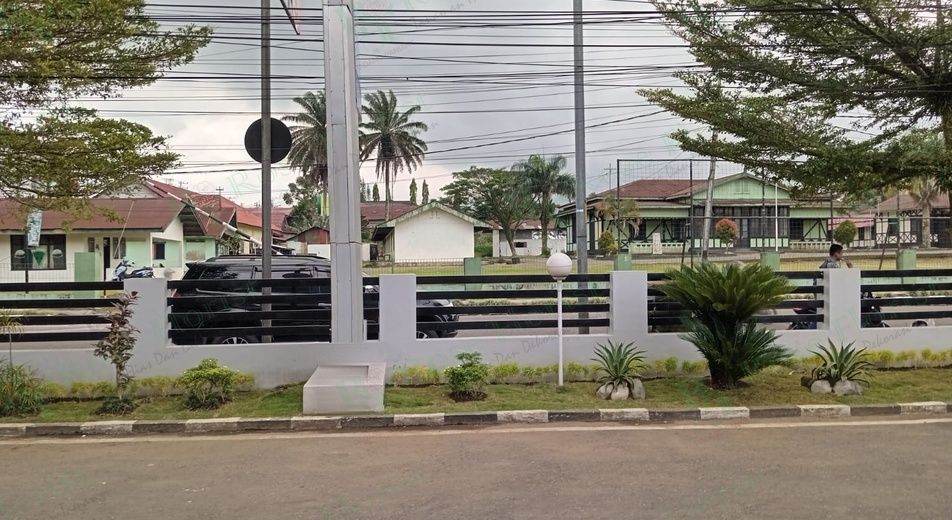Taman sepanjang pagar halaman kantor