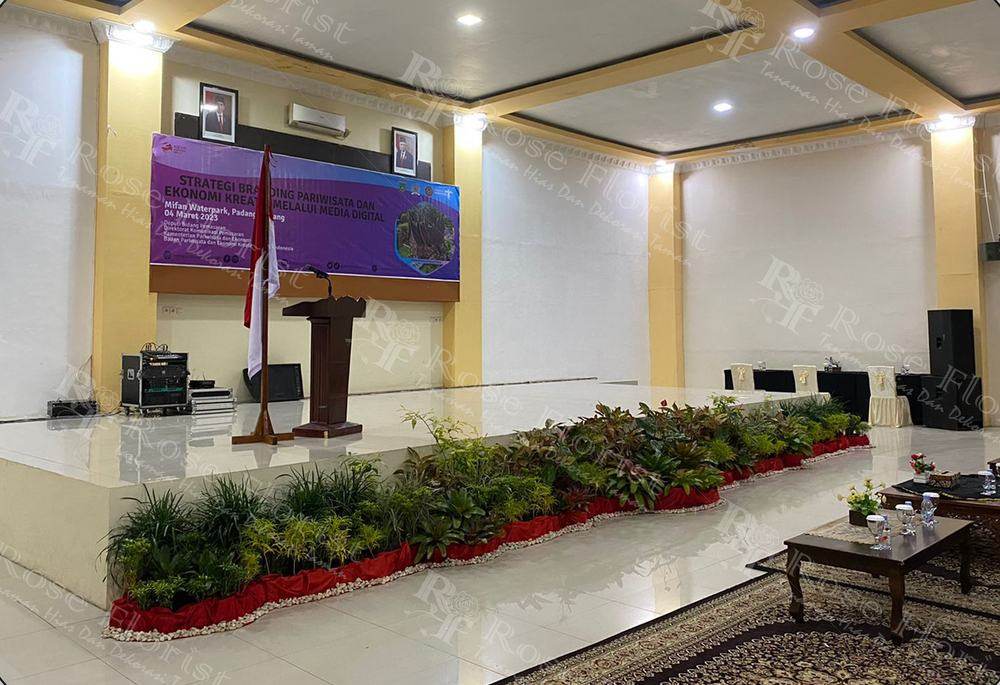 Taman tepi panggung aula, Padang Panjang