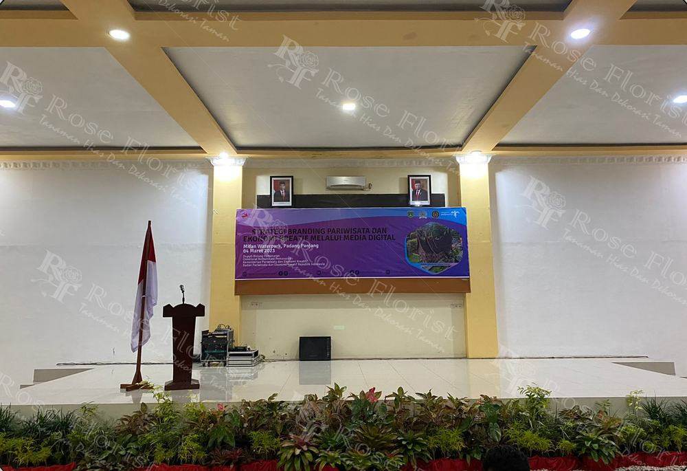 Barisan tanaman depan panggung seminar