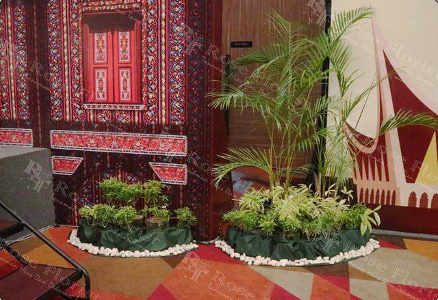 Taman sudut berlatar ukiran Minang