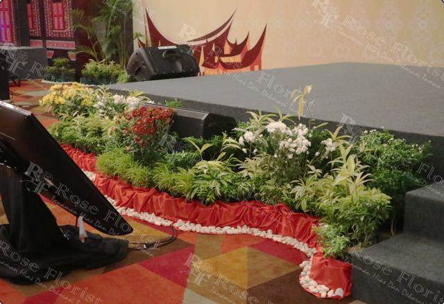 Taman berliku di tepi panggung