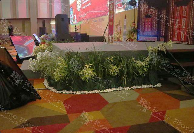 Taman depan panggung