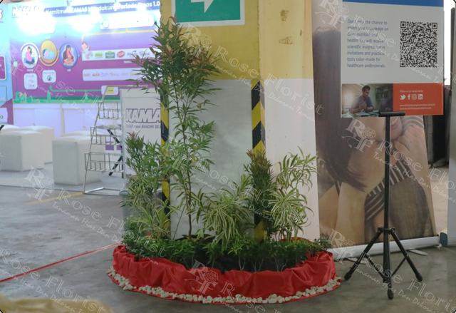 Taman pilar di area pameran