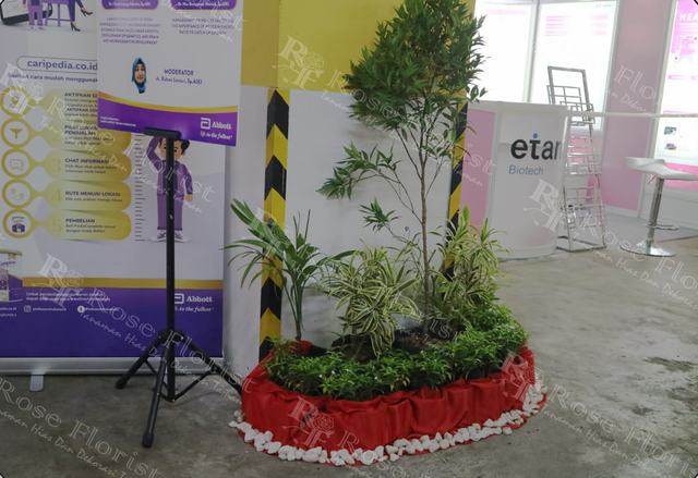 Taman pilar di depan booth