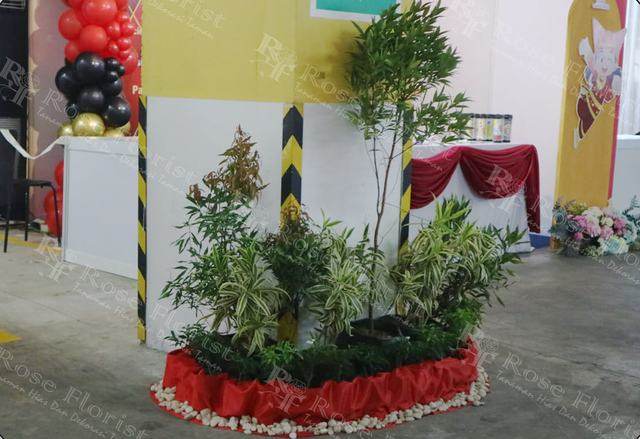 Taman pilar dengan pucuk merah