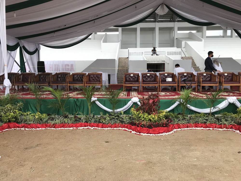 Taman depan kursi tamu kehormatan