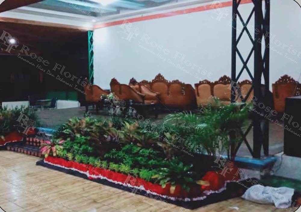 Taman panjang di depan panggung