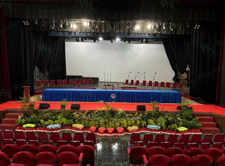 Taman panggung auditorium dengan pot bunga warna-warni