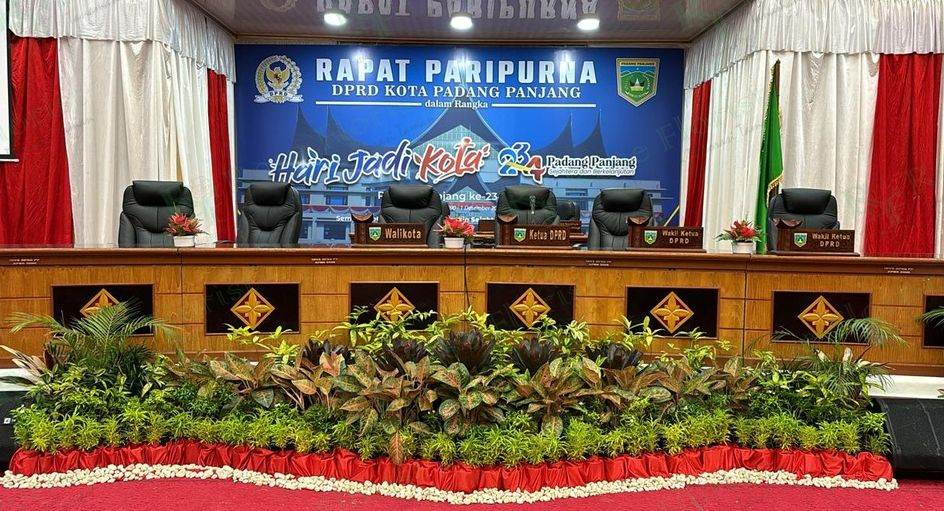 Taman meja pimpinan Rapat Paripurna DPRD